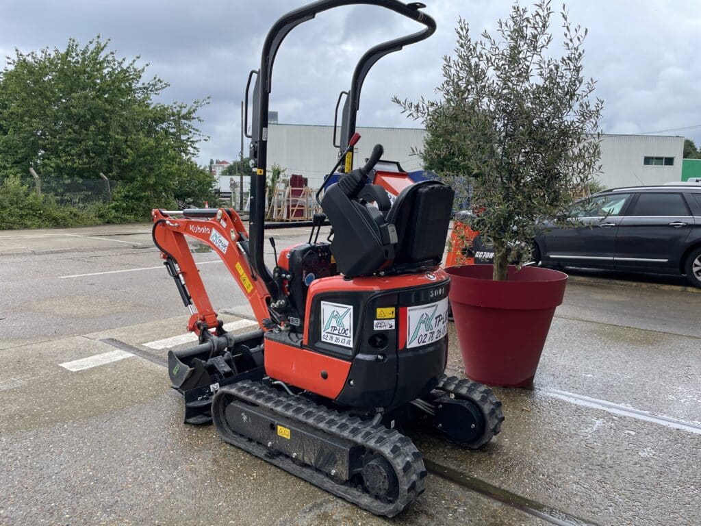 Mini-pelle Kubota stationnée sur le chantier