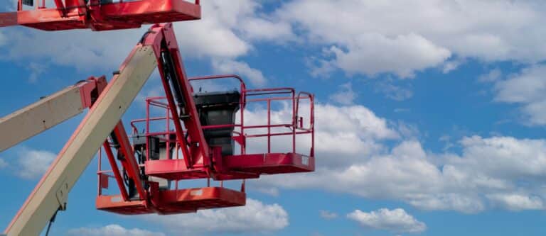 Plateforme élévatrice rouge utilisée pour des travaux en hauteur