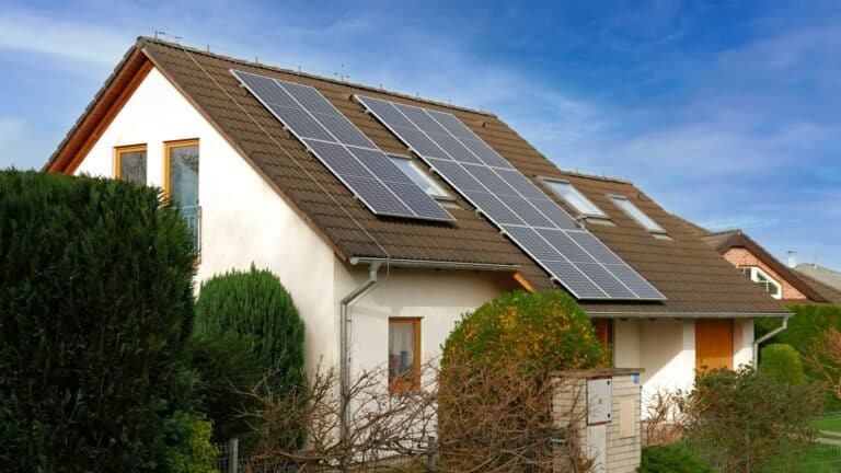 Maison équipée de panneaux solaires pour une installation énergétique durable