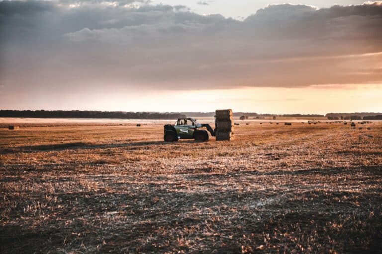 Chariot élévateur utilisé dans un champ au coucher de soleil