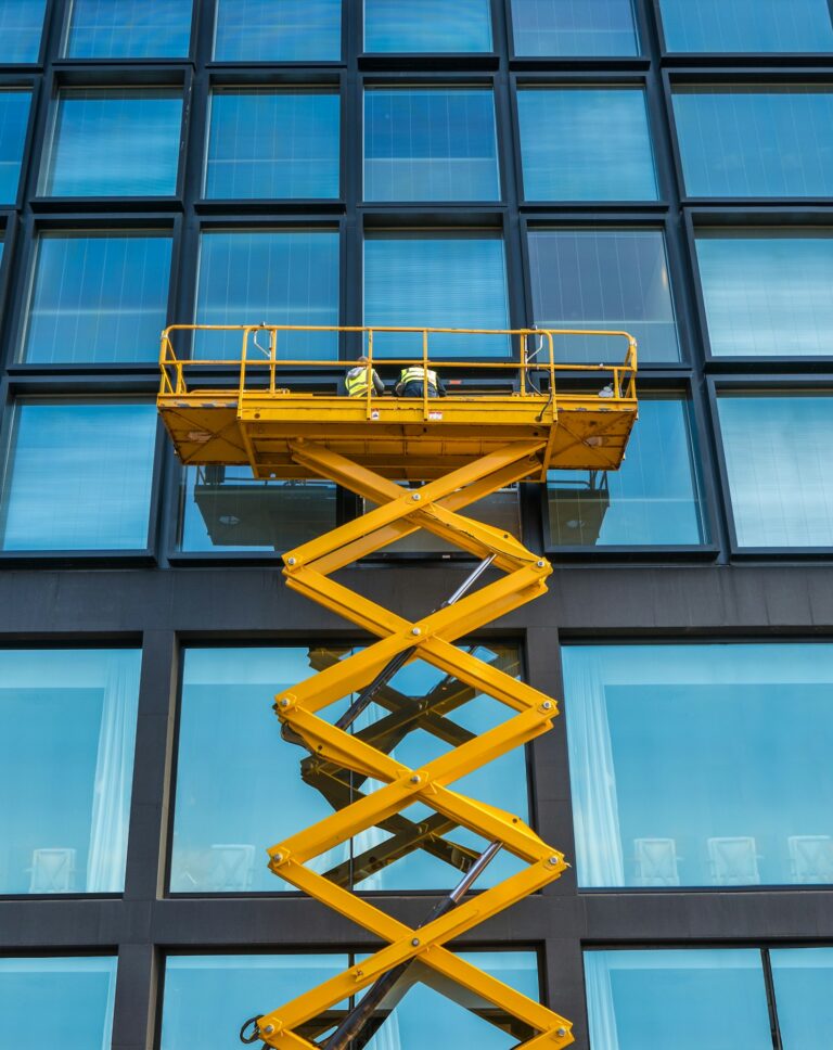 Nacelle élévatrice utilisée pour la maintenance de façade de bâtiment